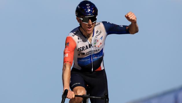 Tour, Woods vince per distacco la tappa con arrivo al Puy de Dôme. Vingegaard resta in giallo