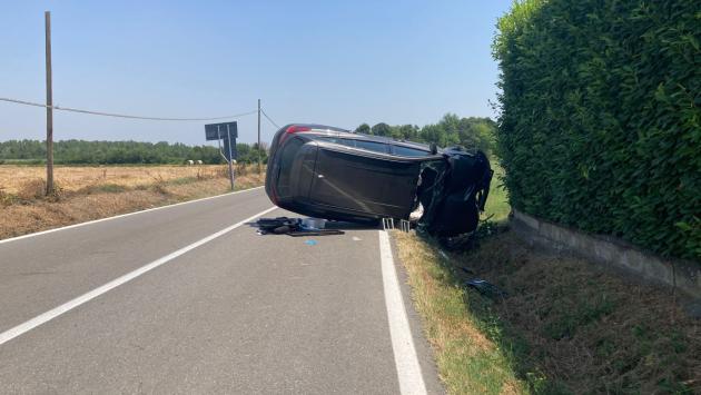Grave incidente  sulla strada per Torrile: auto ribaltata, una persona incastrata: soccorsi sul posto