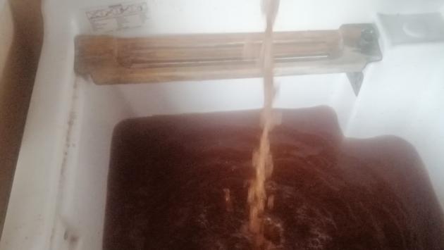 Risveglio con l'acqua rossa in via Scarabelli Zunti, Iren: "Intervento d'urgenza per una tubatura rotta ieri sera"