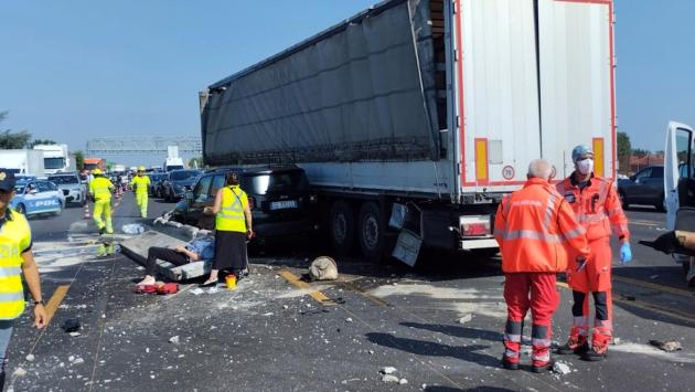 Autolaghi: Camion frigorifero sbanda, sfonda i new jersey e travolge due veicoli sulla carreggiata opposta 