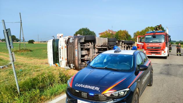 Camion fuori strada a Carzeto di Soragna: un ferito 