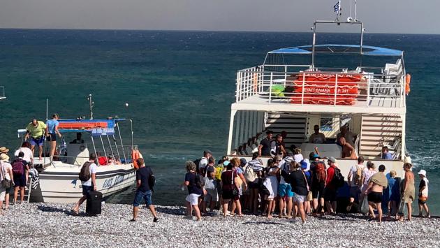 Incendi a Rodi, 30mila persone portate in salvo: 2.000 allontanati via nave perché erano bloccati in spaggia