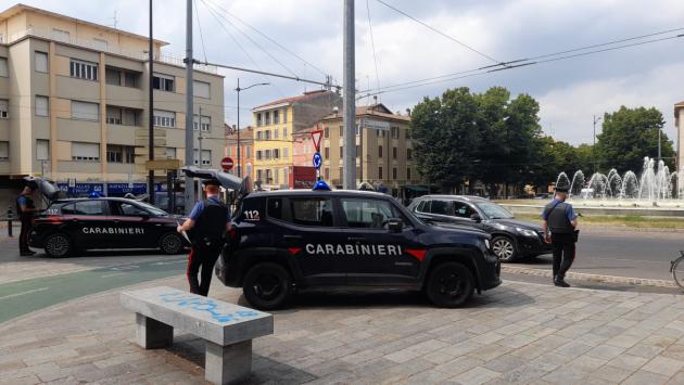 18enne passeggia in via Cavour con un coltello di 22 cm: altri 5 denunciati ieri a Parma. 7 giovanissimi segnalati per droga
