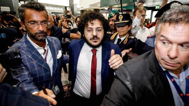 Patrick Zaki è atterrato in Italia. "E' il giorno più importante della mia vita"
