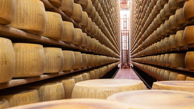 Il magazzino di stagionatura del Parmigiano Reggiano di Credem compie 70 anni. Ha 500mila forme all'interno