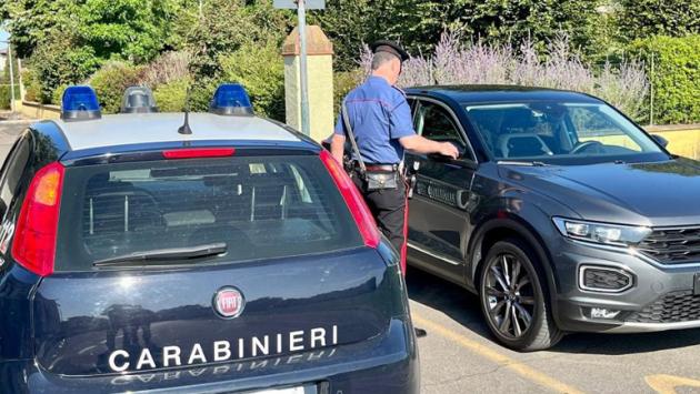 Raggiro dello specchietto ai danni di una 56enne: denunciato dai carabinieri