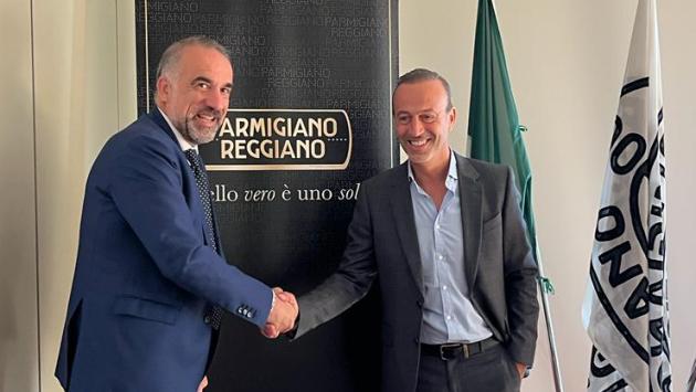 Siglato l’accordo tra UniCredit e Consorzio del Parmigiano Reggiano per facilitare l’accesso al credito per le imprese della Dop