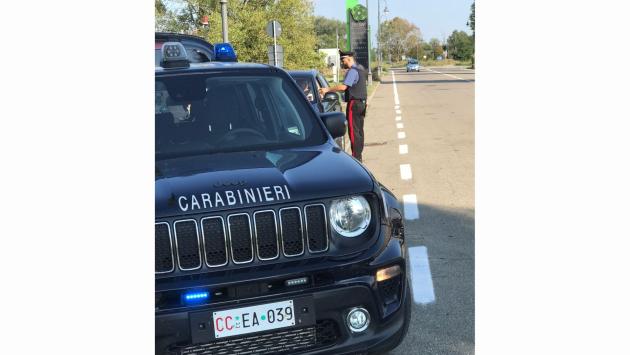 Esce di strada, l'auto prende fuoco e si ferisce: i carabinieri scoprono che guidava ubriaco e sotto l'effetto di cocaina 