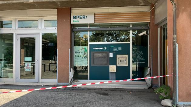 Via Emilia Ovest:  fanno esplodere il bancomat ma se ne vanno a  mani vuote