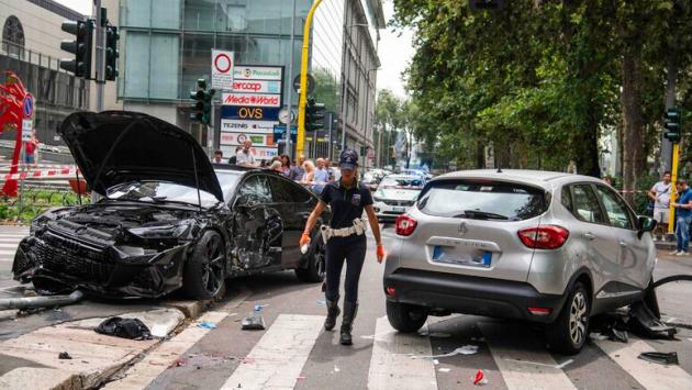 Morto il 18enne travolto da un'auto sul marciapiede a Milano 