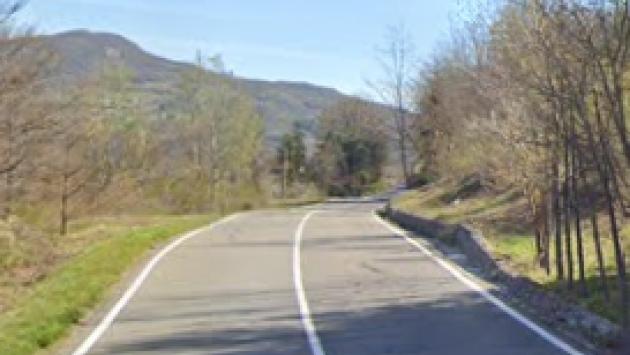 Auto prende fuoco a Golaso: paura sulla provinciale per Bardi