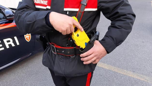 Viene fermato dai carabinieri con il taser mentre era in stato di alterazione e muore. La procura indaga per omicidio colposo