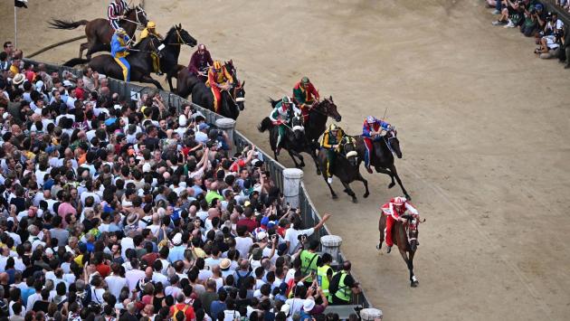 Palio di Siena rinviato a domani causa pioggia