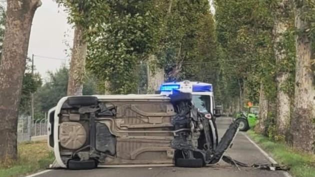 San Secondo, auto contro un platano