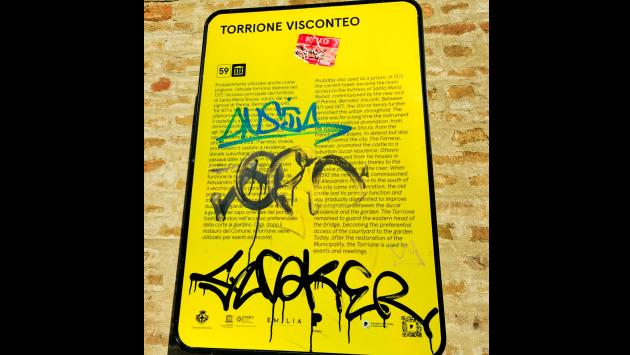 Parma, vandalizzata la segnaletica dei monumenti appena installata dal Comune