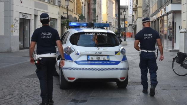 Tasso alcolico 5 volte superiore al consentito, taglia la strada alla polizia locale: denunciato