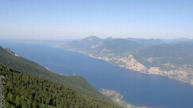 Soccorre il fratello minore e annega a 20 anni nel Garda