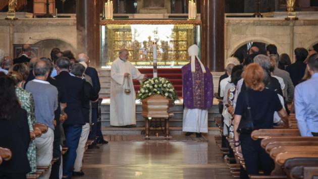 Fiori bianchi, famiglia e colleghi ai funerali di Francesco Alberoni in Sant'Ambrogio a Milano