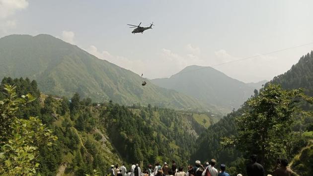 Pakistan tutti salvi i 6 bambini e due insegnanti sospesi nel vuoto a 300 metri di altezza in una cabinovia in avaria