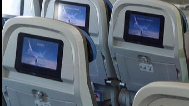 Bimbi vivaci,  lite in volo: l'aereo per Roma torna a Olbia appena decollato