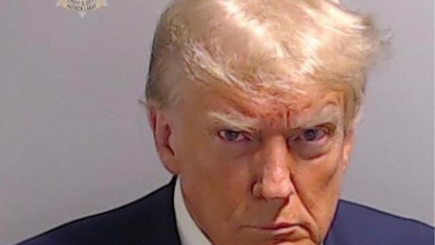 Trump arrestato,  schedato e  foto segnaletica  che passerà alla storia. "Non ho fatto nulla di male"