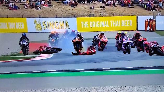 Moto: maxi-incidente al via a Barcellona, paura per Bagnaia