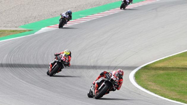Gp di Barcellona, doppietta Aprilia: primo Espargaro, secondo Vinales. Nessuna frattura per Bagnaia