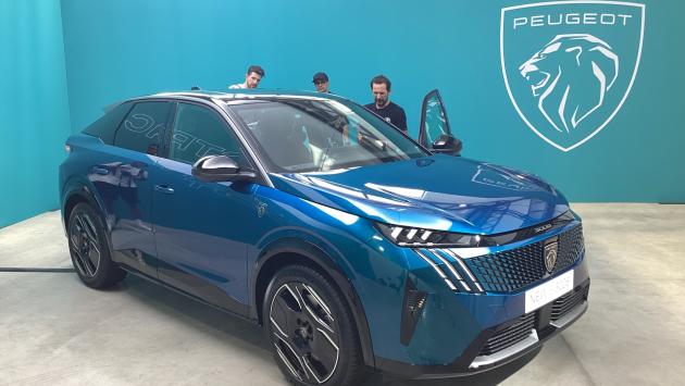 Svelata la nuova Peugeot E-3008, un Suv elettrico di 4 metri e 54