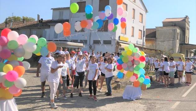 Castione, quella passeggiata in un tripudio di colori