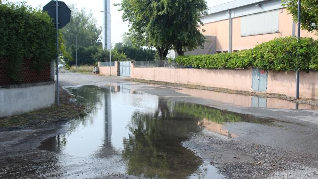 Si rompe una tubatura: allagamento nel quartiere artigianale di Pieveottoville