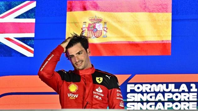 Impresa Ferrari: Sainz vince il Gp di Singapore. "Tutto alla perfezione. Sono al settimo cielo"