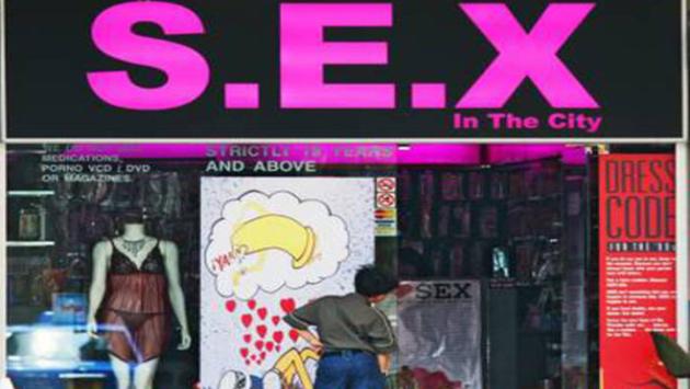 Colto in fallo dai carabinieri mentre ruba all'interno di un sexy shop, denunciato