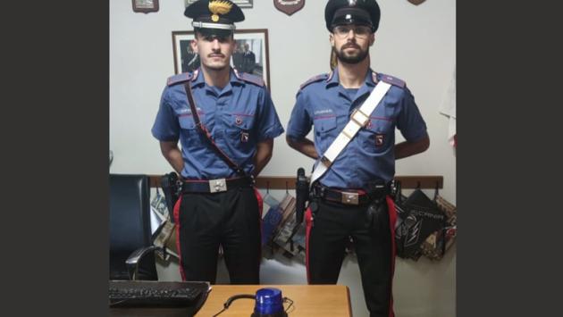 Girava in auto con al seguito un lampeggiante di colore blu: denunciato