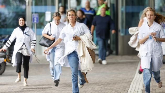 Sparatoria a Rotterdam, la polizia: "Anche la ragazzina è morta: le vittime sono tre". Fermato un uomo in tenuta da combattimento. Un medico italiano: "Abbiamo avuto tanta paura"