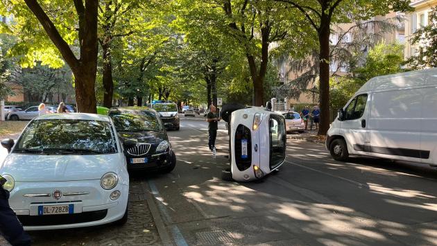  Viale Duca Alessandro: auto ribaltata  dopo avere urtato una vettura in sosta: nessun ferito ma code lungo la strada