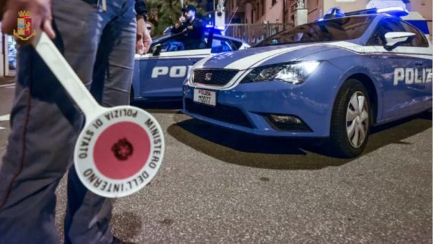Aggredisce l'uomo che l'ha visto rubare su un'auto: «Ti  sgozzo»