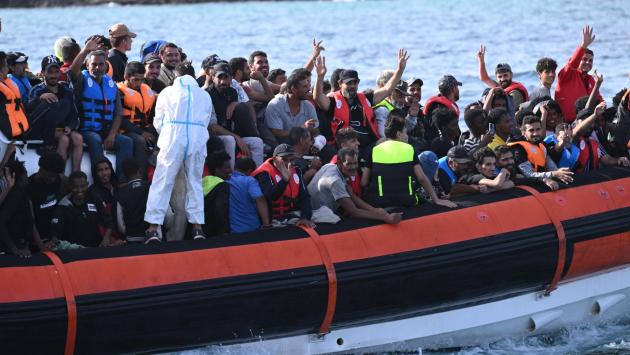 Coppia di bolognesi salva barca con 27 migranti a Lampedusa