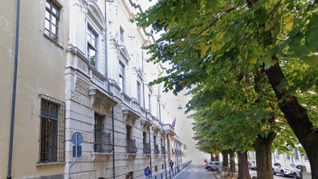 Incinta a 13 anni, madre a processo a Mantova insieme al fidanzato ventenne: «Lasciò che dormissero insieme»
