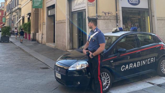 Tenta di rapinare un ragazzo in una via del centro: arrestato 
