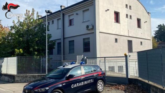 ragazzino calci, pugni e schiaffi