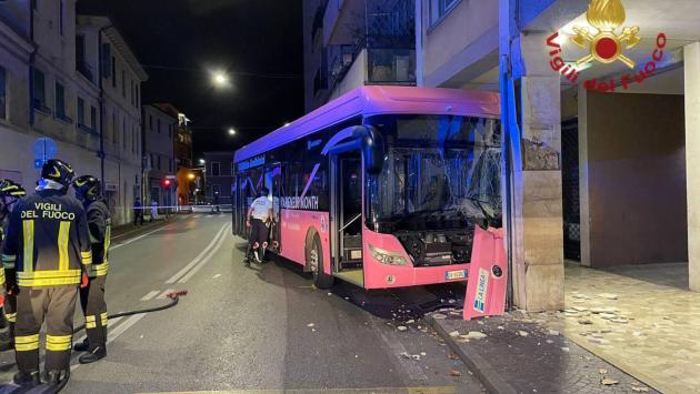 Un altro incidente per un bus  a Mestre, quindici feriti. E' della stessa società della tragedia del cavalcavia