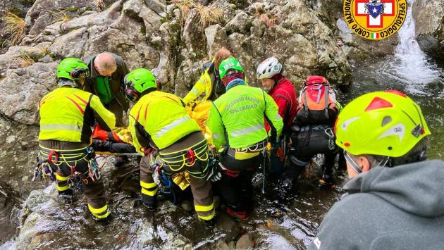 Fungaiolo cade rovinosamente in una forra. Salvato dal Soccorso Alpino 