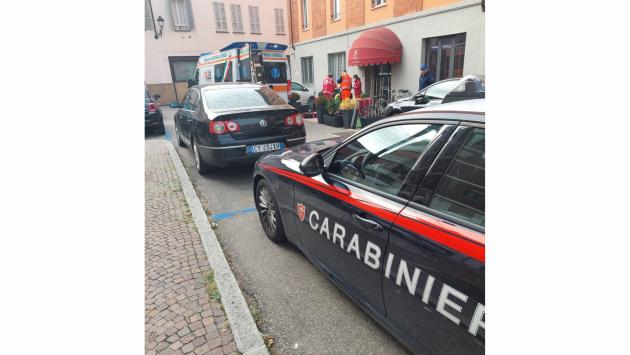 Accoltellata alla gola a Fidenza in pieno centro: donna gravissima trasportata al Maggiore