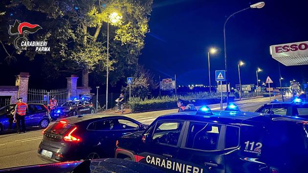 Rapinano un giovane alla fermata dell'autobus: denunciati due tunisini