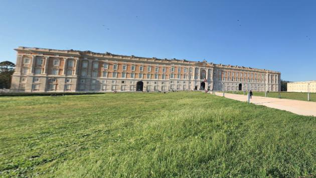 Trovato uno scheletro davanti alla Reggia di Caserta, sono i resti di un 50enne