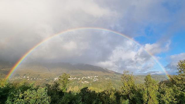 Tarsogno: dopo le violente piogge degli ultimi giorni finalmente l’arcobaleno che abbraccia tutto il paese