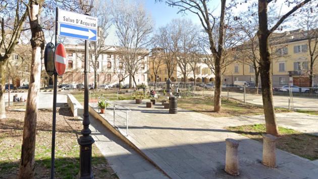 Il castello giochi come letto improvvisato: spintona e offende gli agenti di polizia locale. Denunciato un homeless