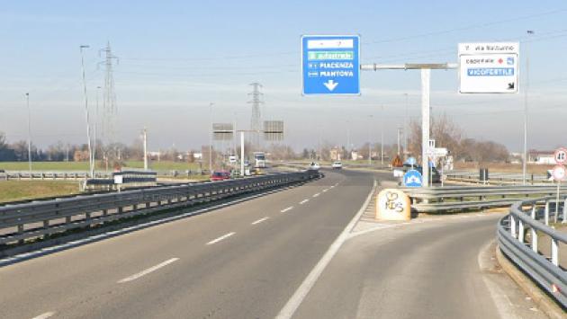 Auto contro il guard-rail in tangenziale sud all'alba: un ferito