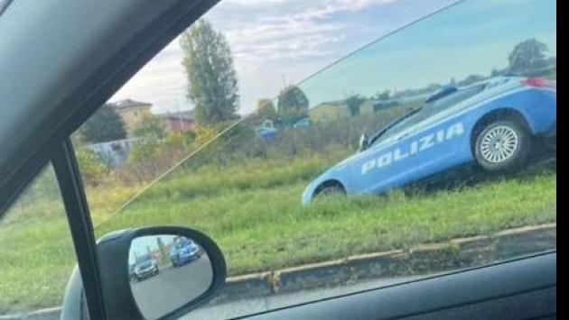 Parma, auto della polizia esce di strada: tutti illesi gli agenti all'interno