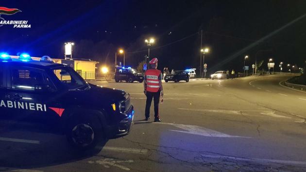 Tizzano Val Parma: procede a zig zag e rifiuta di sottoporsi all’alcol test: denunciato e patente ritirata